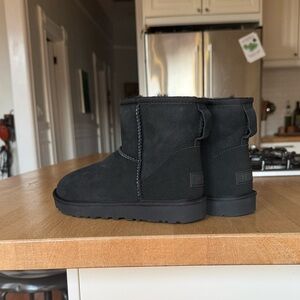 NWT Classic Mini Black Ugg Sz 7